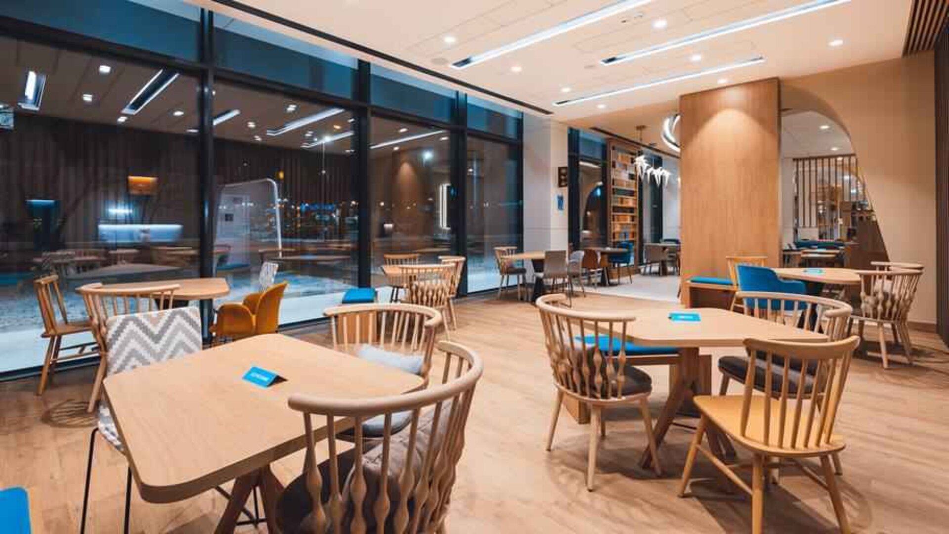 Dining area perfect for co-working at the Hampton by Hilton Warsaw Reduta.