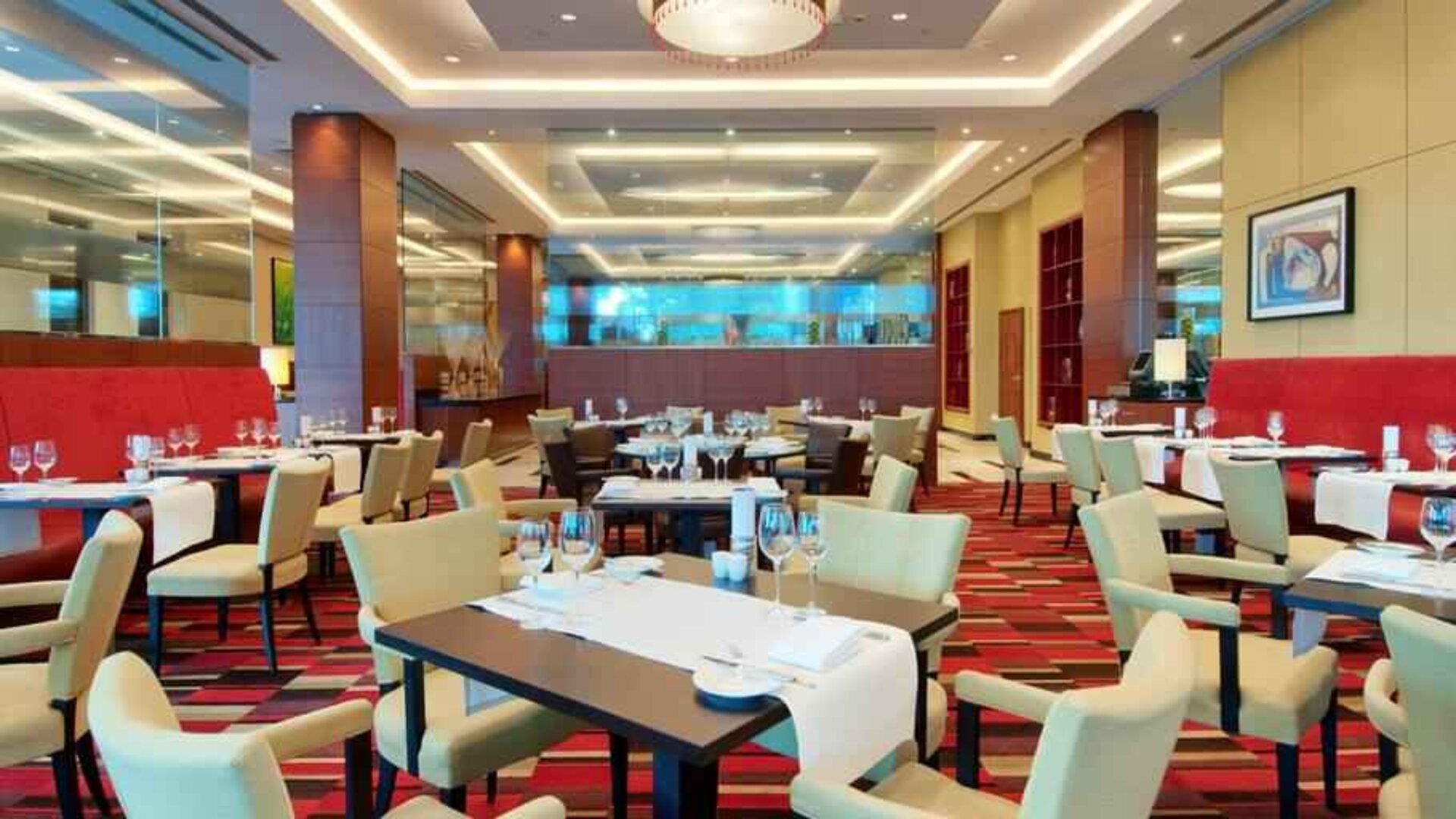 Dining area suitable for co-working at the Hilton Warsaw City.