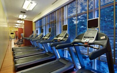 well equipped fitness center with treadmills at Adana HiltonSA.