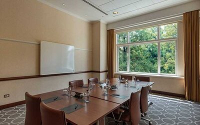 professional meeting room with lots of natural light at Adana HiltonSA.