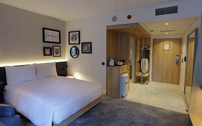 Guestroom with queen size bed at the Hampton by Hilton Olsztyn.