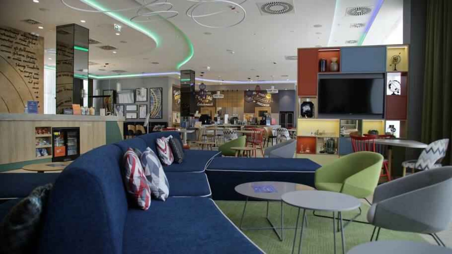 Lobby workspace at the Hampton by Hilton Olsztyn.