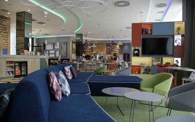 Lobby workspace at the Hampton by Hilton Olsztyn.