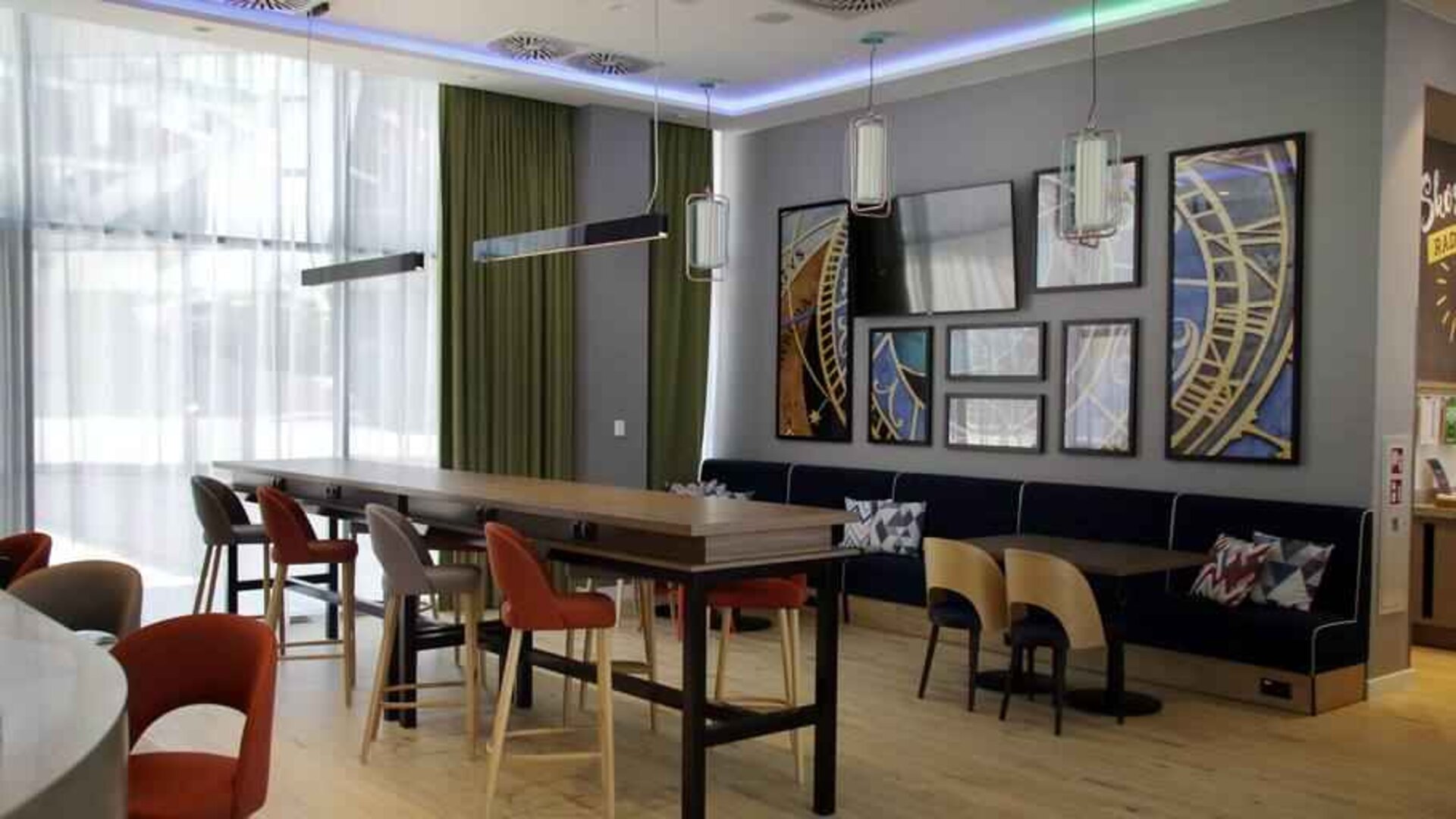 Bright hotel workspace at the Hampton by Hilton Olsztyn.