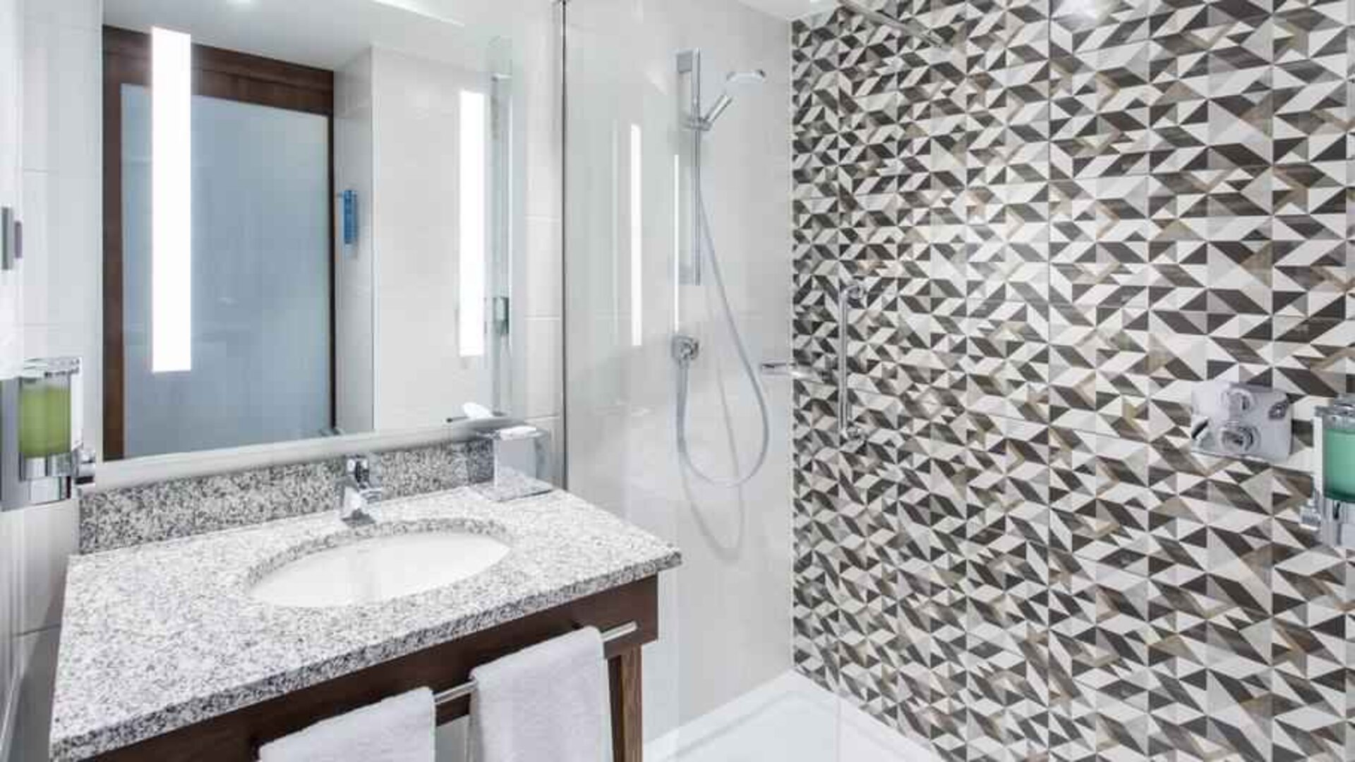 Guest bathroom at the Hampton by Hilton Gdansk Oliwa.