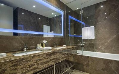 spacious king bathroom with shower and bath at Hilton Garden Inn Istanbul Ataturk Airport.