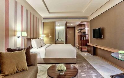 Comfortable king guestroom at the DoubleTree by Hilton Sukhumvit Bangkok.