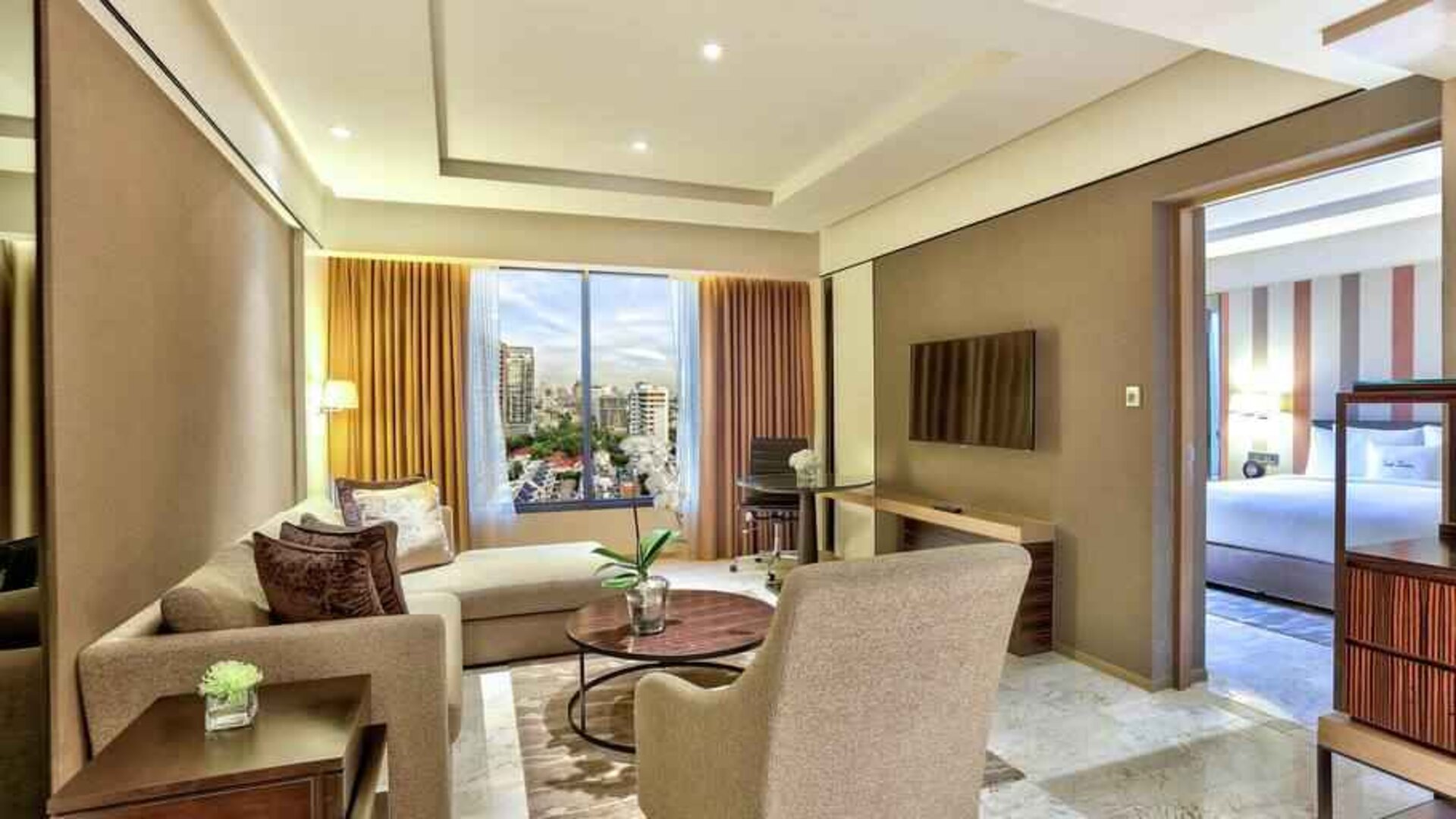 Living room with working station at the DoubleTree by Hilton Sukhumvit Bangkok.