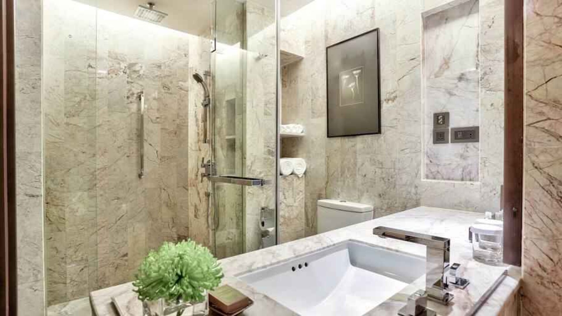 Guest bathroom at the DoubleTree by Hilton Sukhumvit Bangkok.