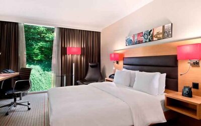 Queen room with desk at the Hilton Zurich Airport.