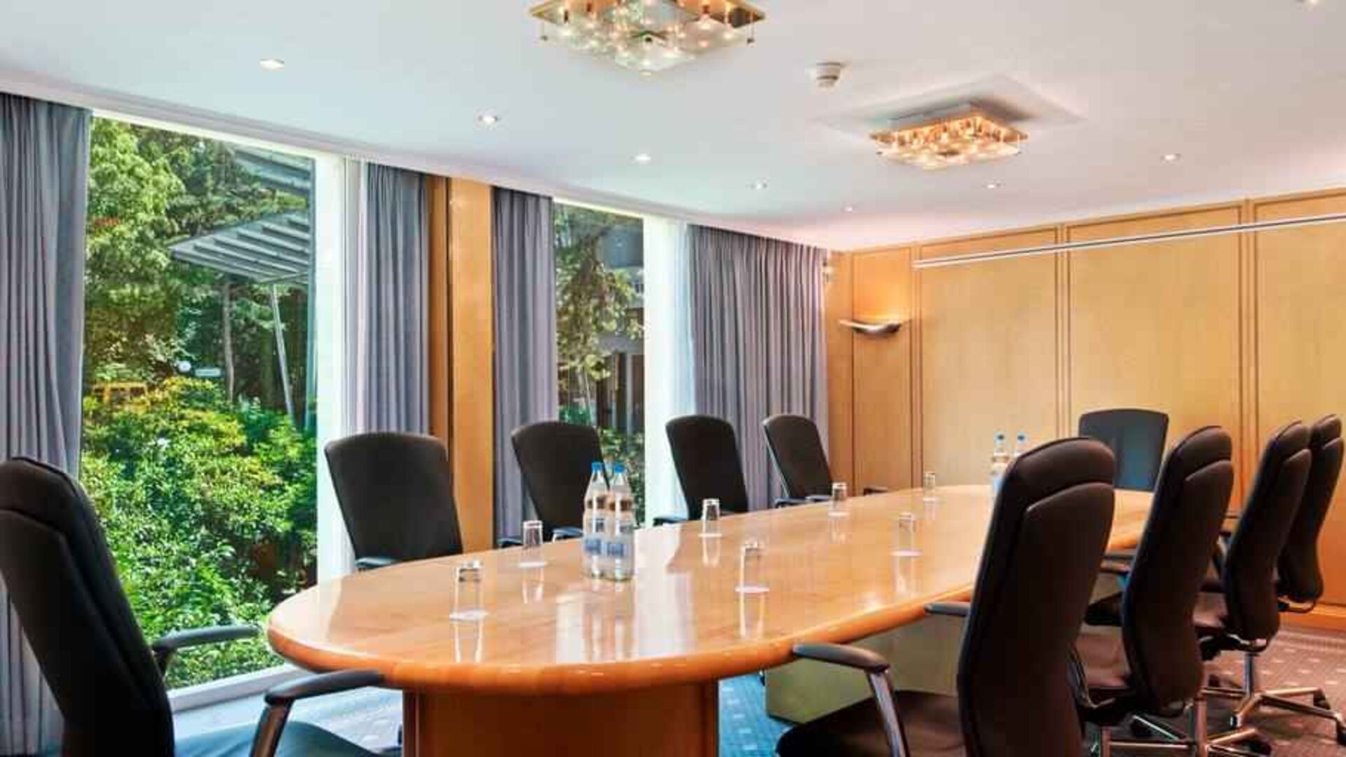 Small meeting room at the Hilton Zurich Airport.