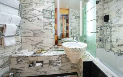 Elegant guest bathroom at the Hilton Stockholm Slussen.