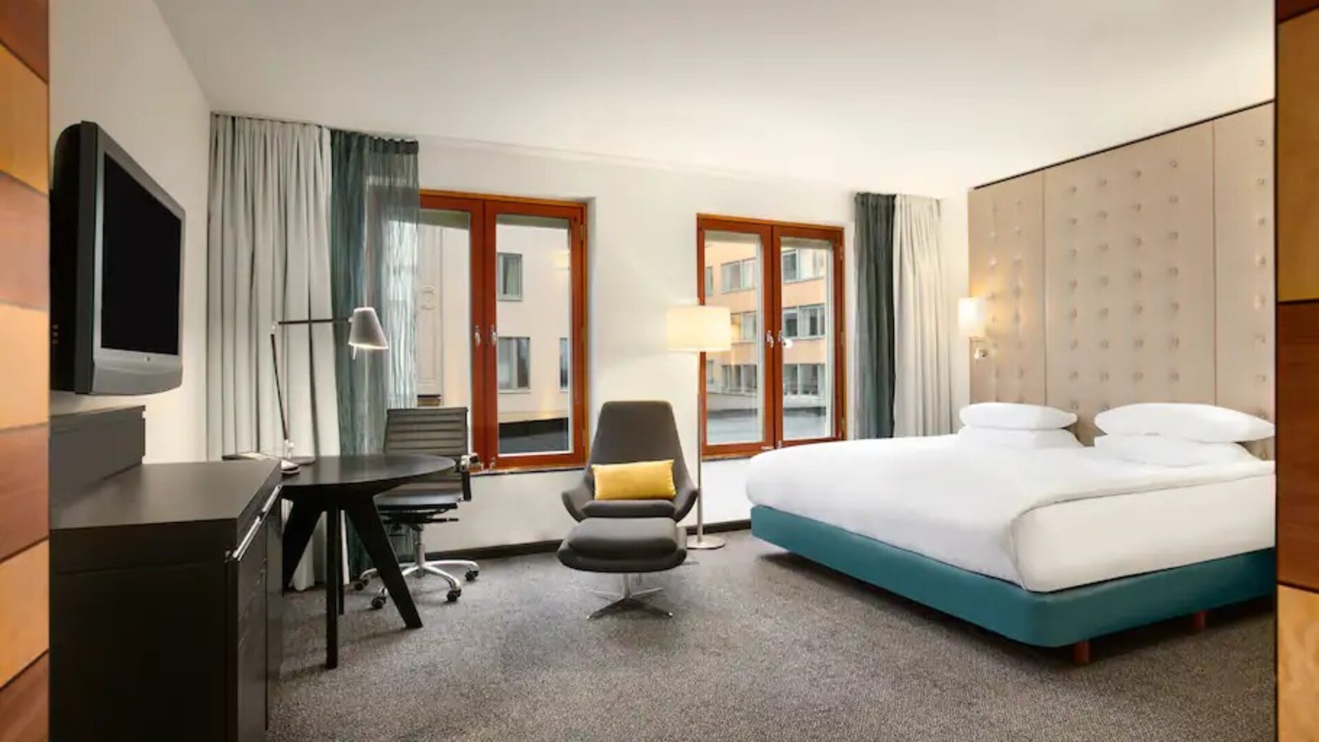 King bedroom with desk at the Hilton Stockholm Slussen.