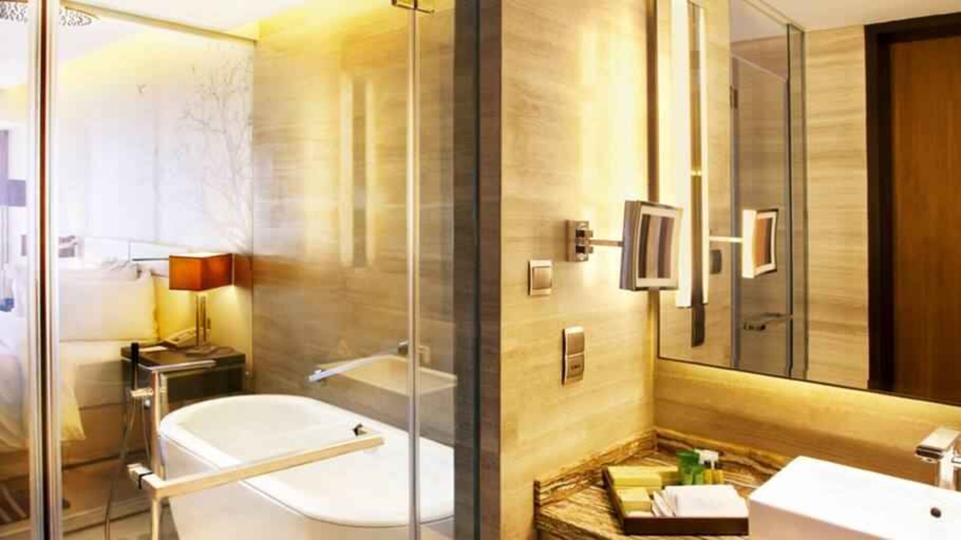 Guest bathroom with bath tub at the Hilton Colombo Residence.