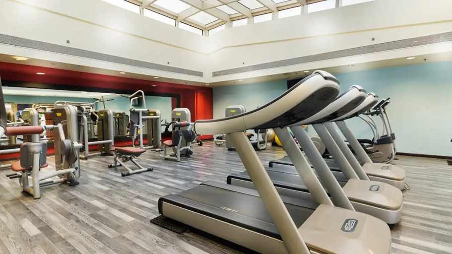 well equipped fitness center at Hilton Alexandria Green Plaza.