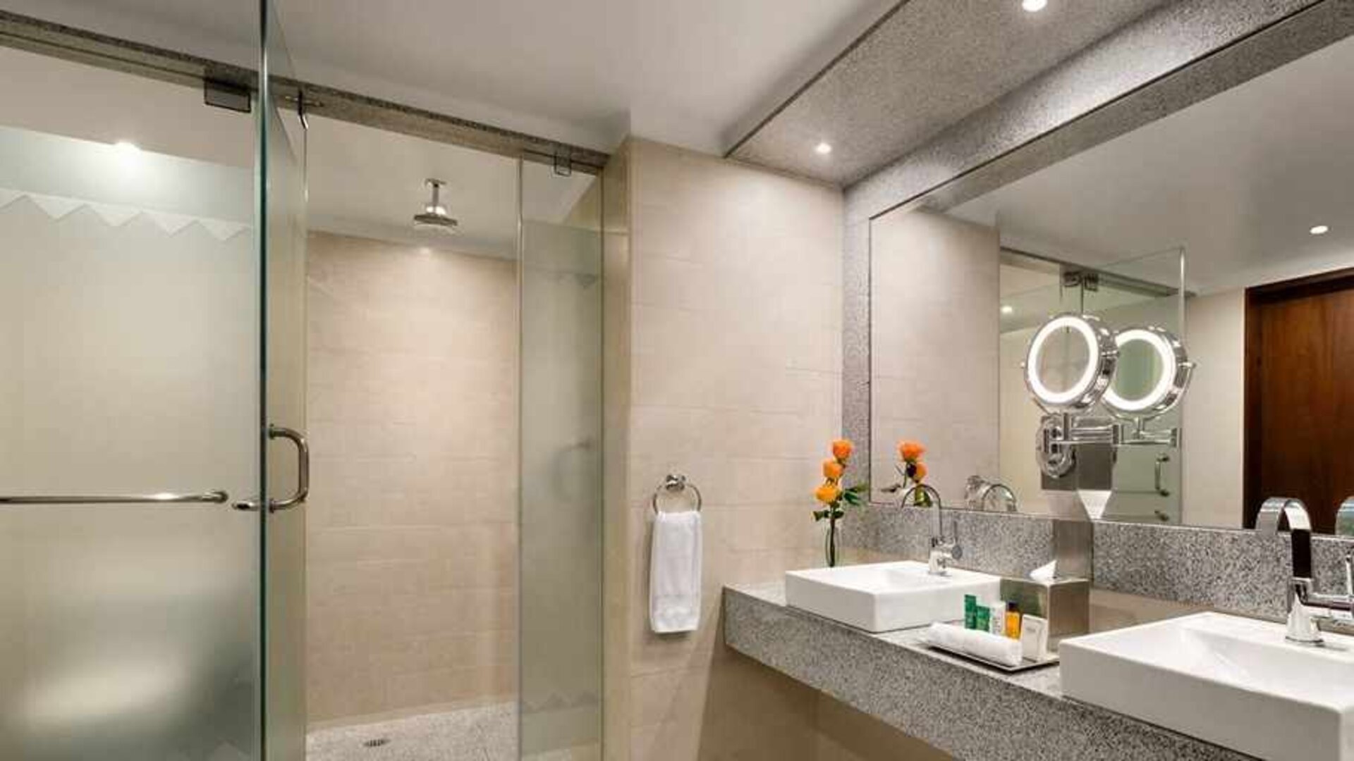clean and spacious king bathroom with shower at Hilton Colon Quito.