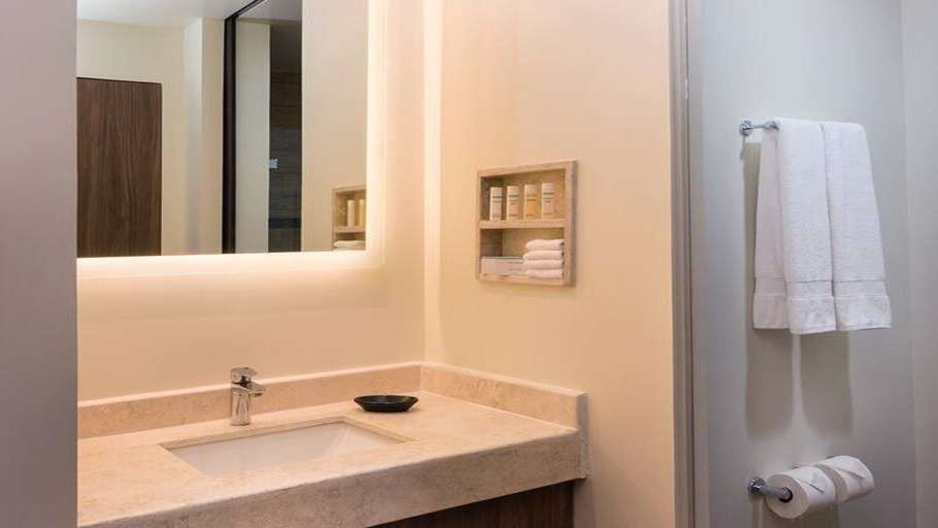 clean and spacious guest bathroom at Hampton Inn & Suites by Hilton Salamanca Bajio.
