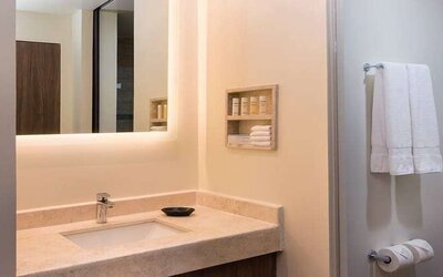 clean and spacious guest bathroom at Hampton Inn & Suites by Hilton Salamanca Bajio.