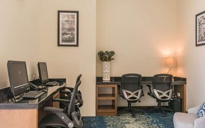 dedicated business center with PC, internet, printer, and workspace at Hampton Inn & Suites by Hilton Salamanca Bajio.