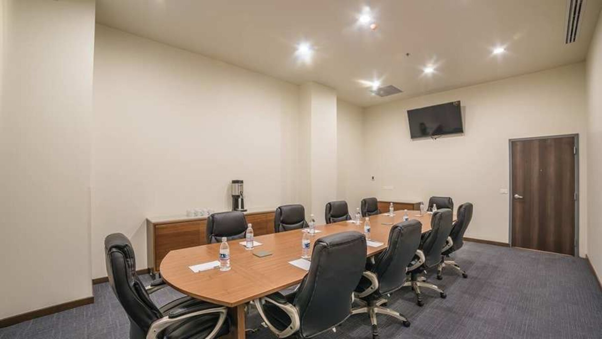 professional meeting room at Hampton Inn & Suites by Hilton Salamanca Bajio.