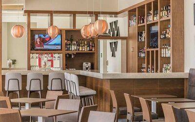 comfortable lobby and coworking space at Hampton Inn & Suites by Hilton Salamanca Bajio.