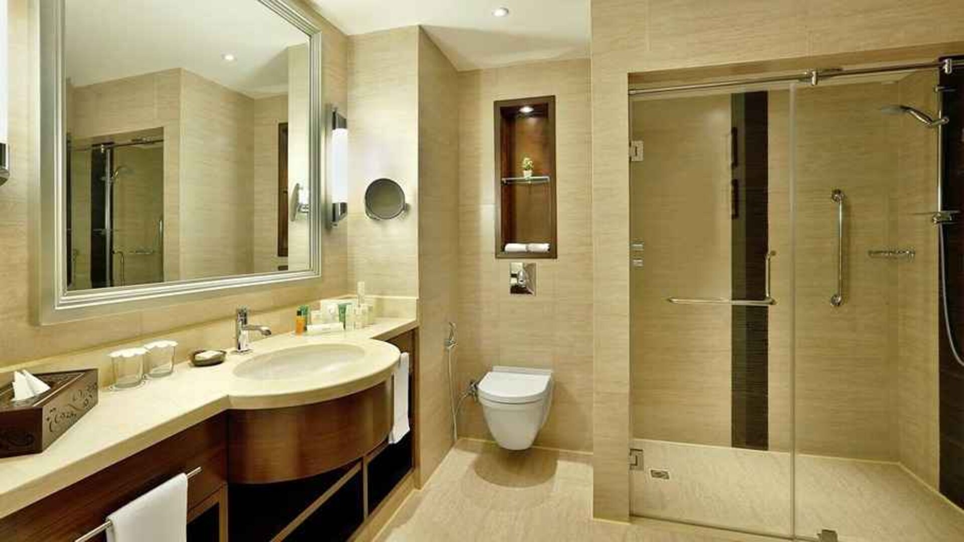 clean and spacious guest bathroom with shower at Hilton Alexandria King's Ranch.