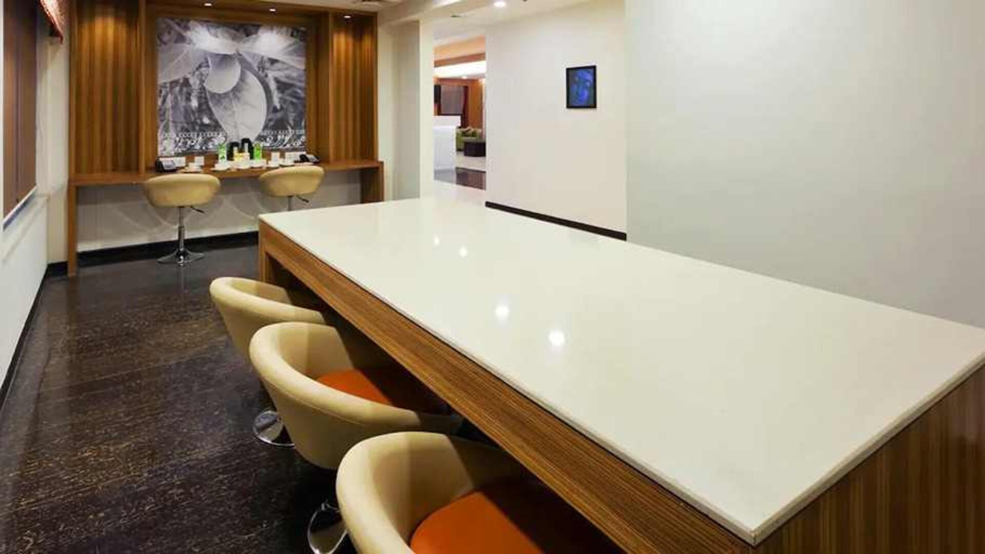 comfortable workstation and coworking space at Hampton by Hilton Vadodara-Alkapuri.