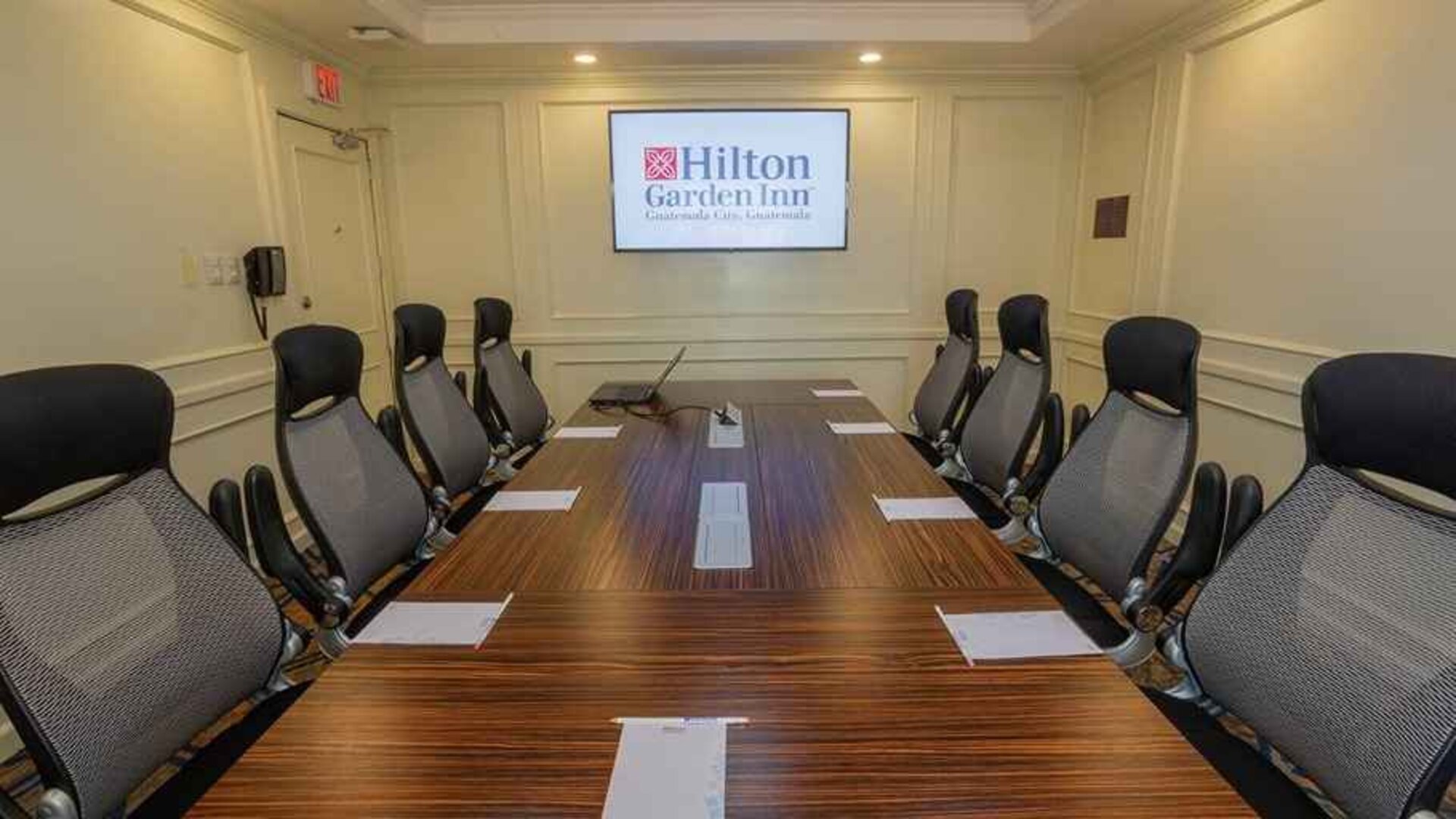 professional meeting room at Hilton Garden Inn Guatemala City.