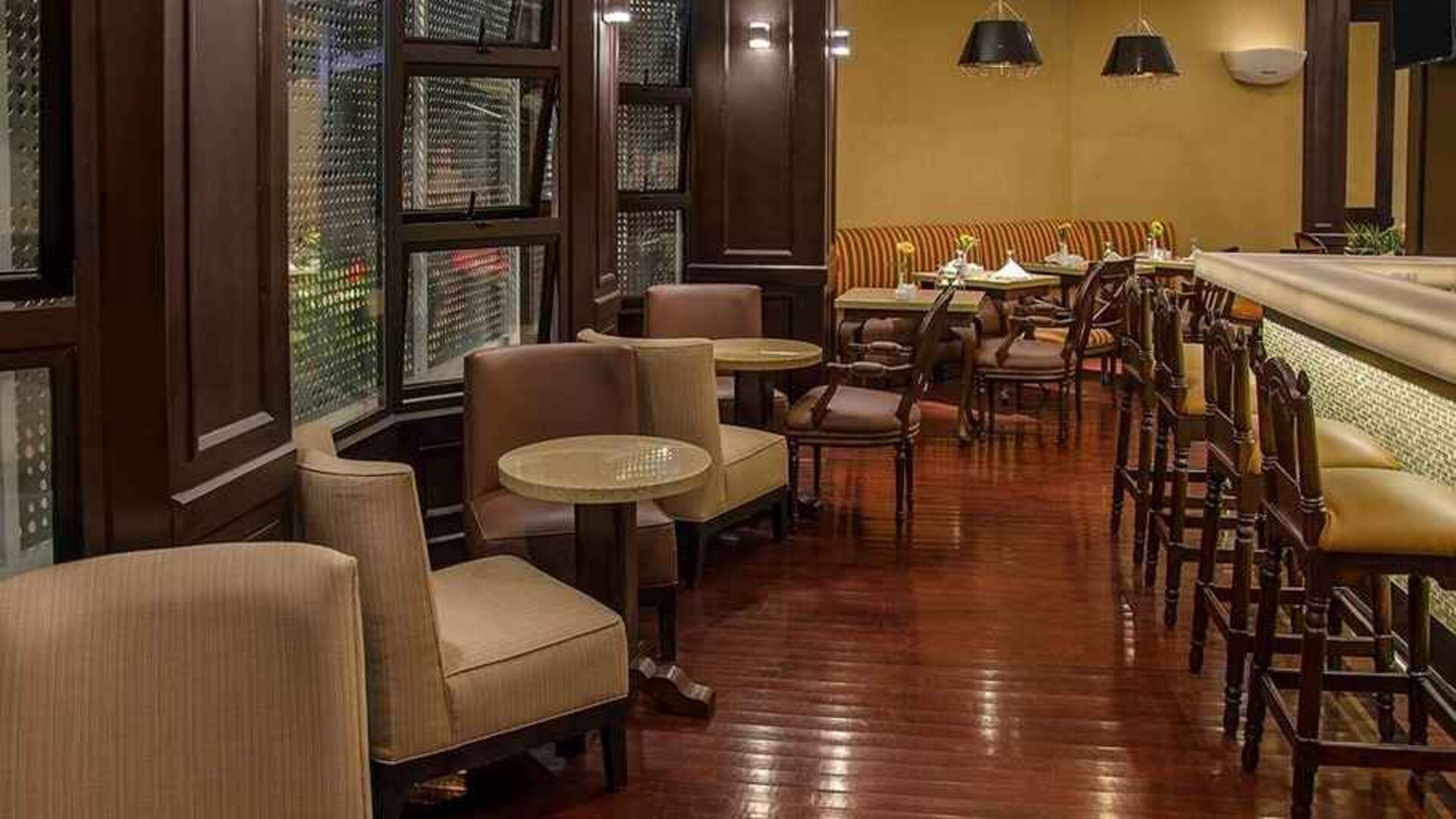 comfortable restaurant and coworking space at Hilton Garden Inn Guatemala City.
