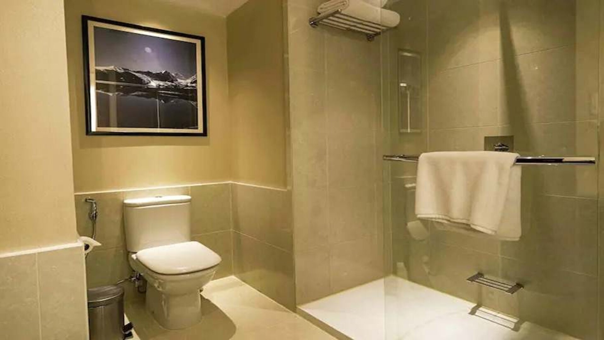 clean and spacious guest bathroom with shower at Hilton Garden Inn Trivandrum.