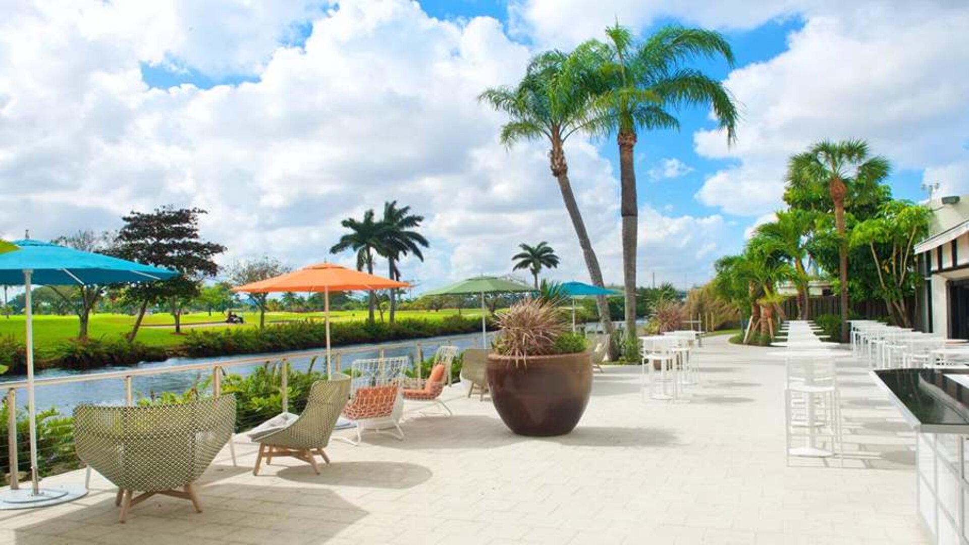 Outdoor terrace suitable for co-working at the Sheraton Miami Airport Hotel.