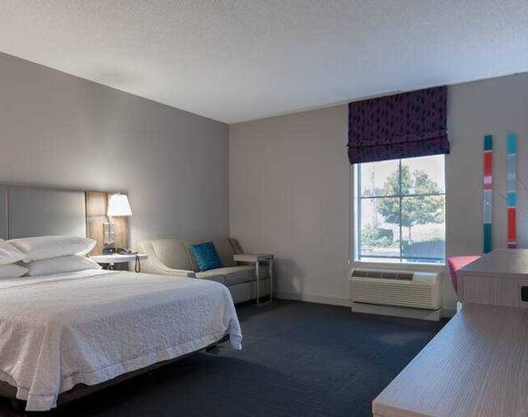 King bedroom at the Hampton Inn East Windsor.