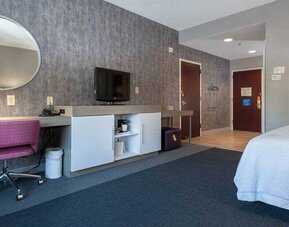 Hotel room at the Hampton Inn East Windsor.