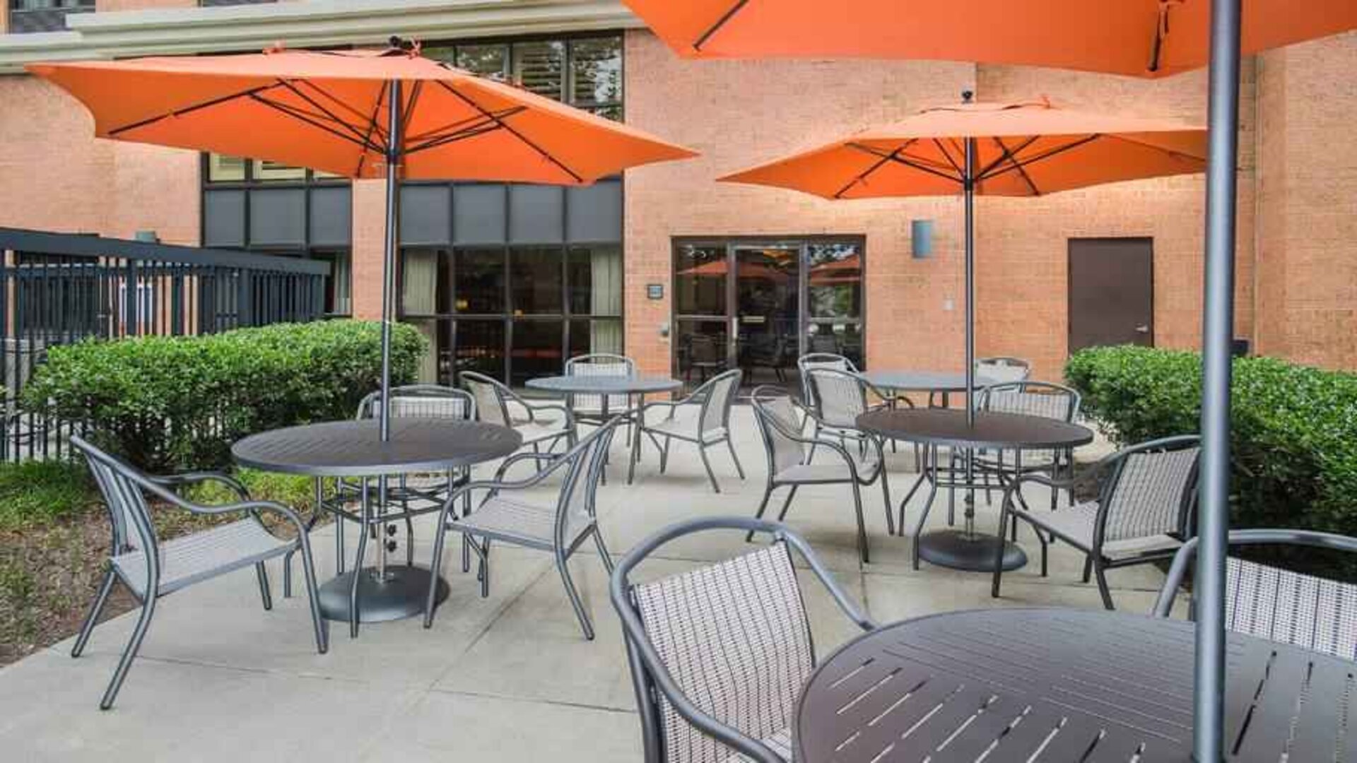 Outdoor patio perfect for co-working at Hampton Inn & Suites Annapolis.