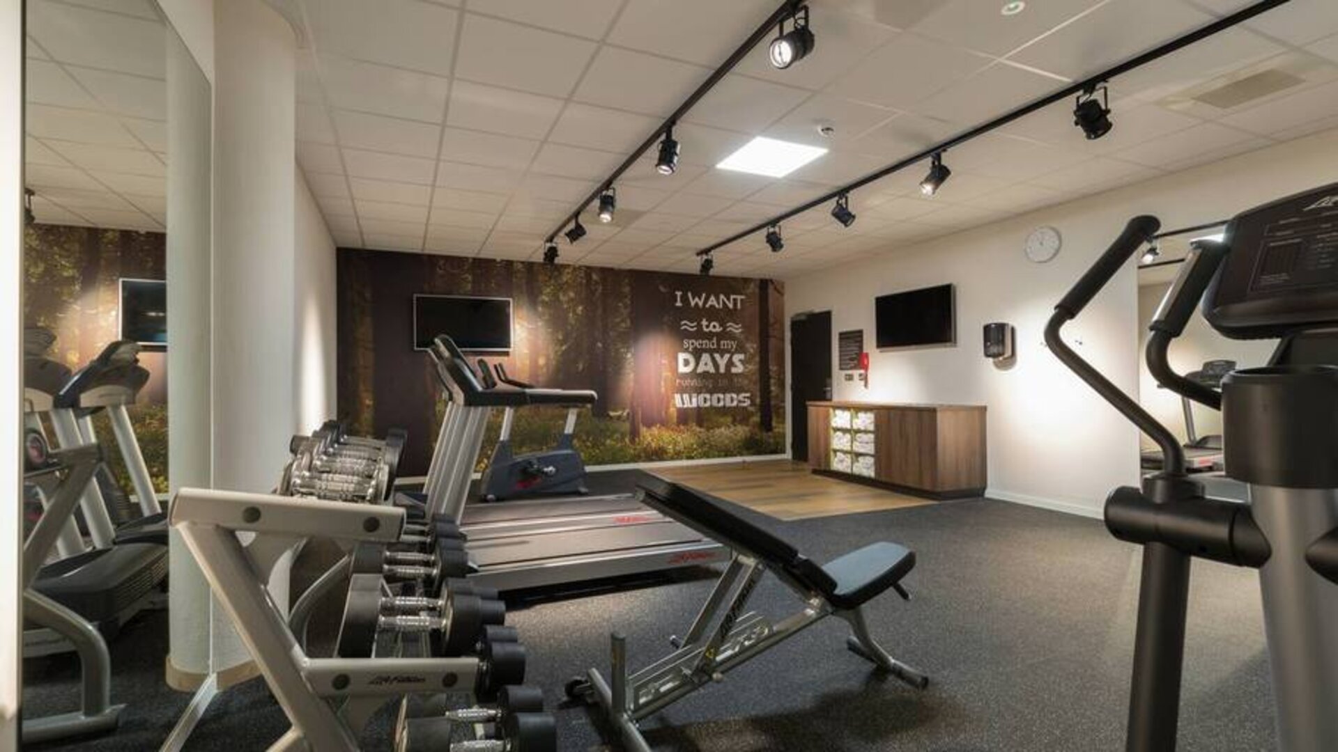 Treadmills, a squat rack, medicine balls and free weight benches in Hitlon Antwerp Central Station.