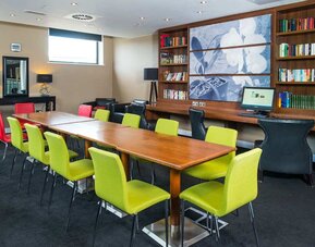 Meeting room and library. 