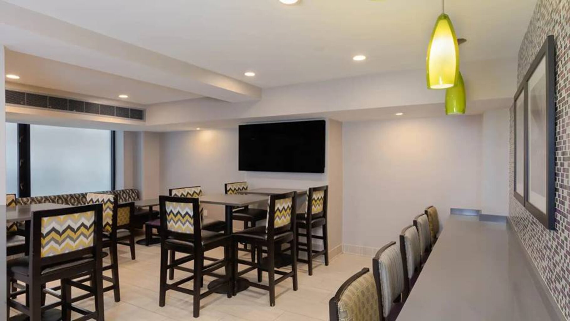 Dining area at La Quinta Inn & Suites By Wyndham New York City Central Park.