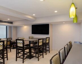 Dining area at La Quinta Inn & Suites By Wyndham New York City Central Park.