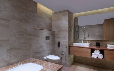 Guest bathroom at the DoubleTree by Hilton Jaipur Amer.