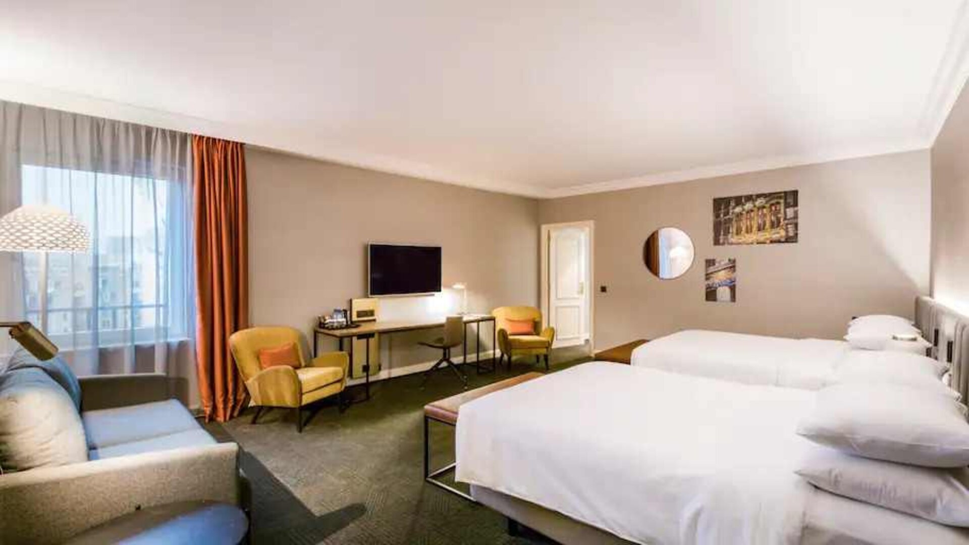 Twin room with desk at the Hilton Brussels Grand Place .