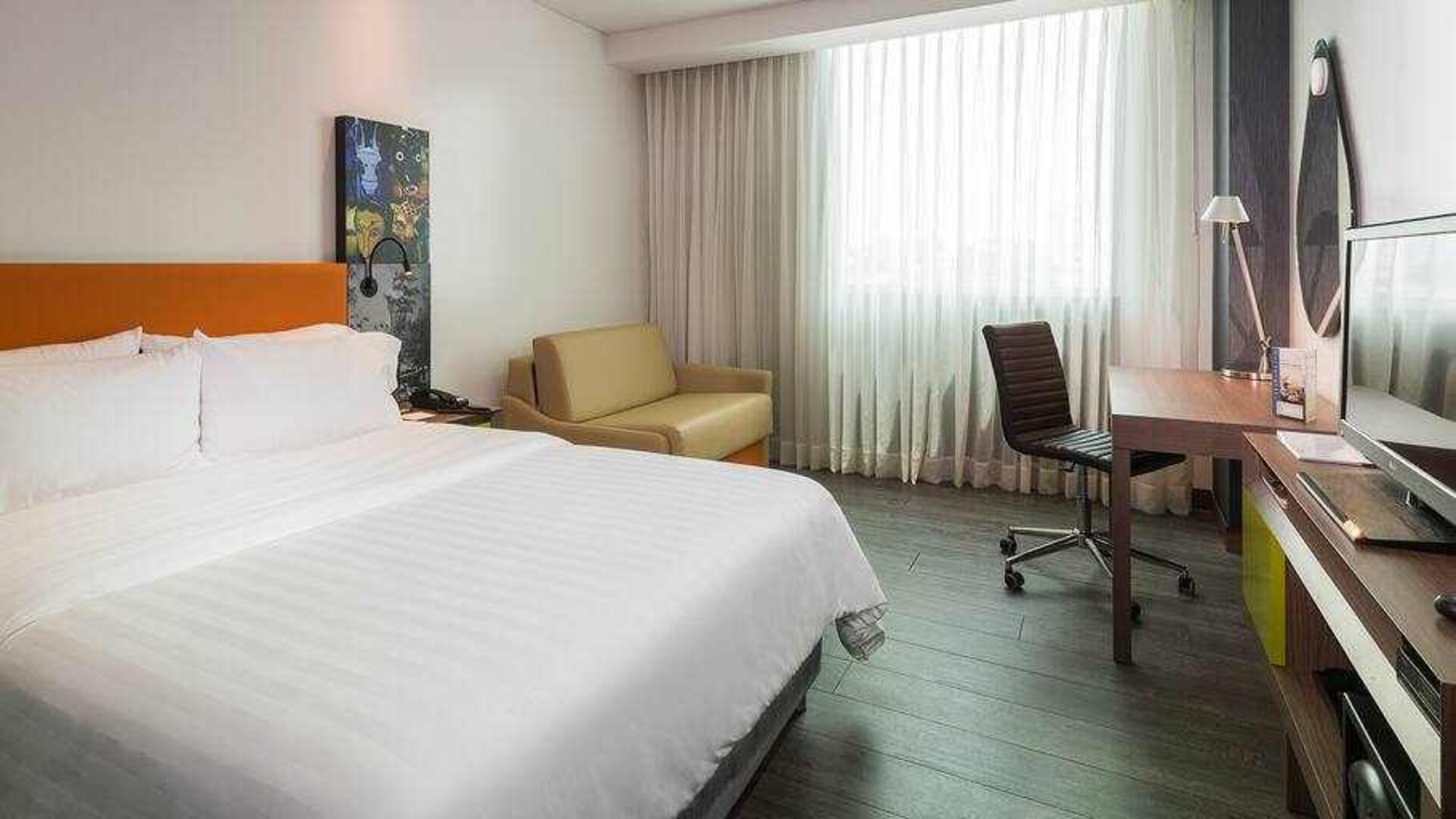 King bedroom at the Hampton by Hilton Barranquilla.