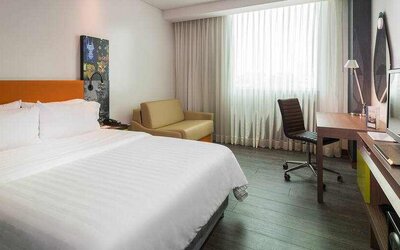 King bedroom at the Hampton by Hilton Barranquilla.