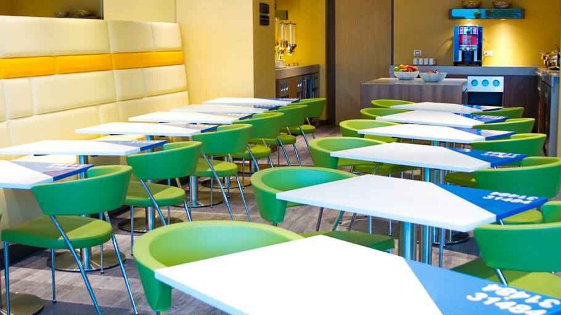 Dining area perfect for co-working at the Hampton by Hilton Barranquilla.