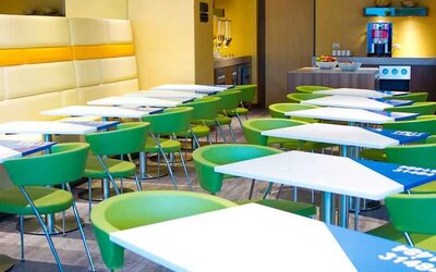 Dining area perfect for co-working at the Hampton by Hilton Barranquilla.