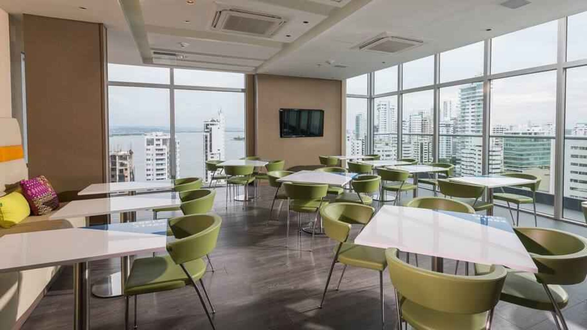 Dining area suitable for co-working at the Hampton by Hilton Cartagena.
