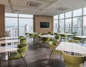 Dining area suitable for co-working at the Hampton by Hilton Cartagena.