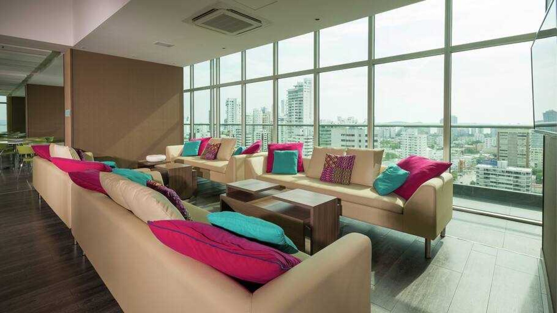 Lobby workspace at the Hampton by Hilton Cartagena.