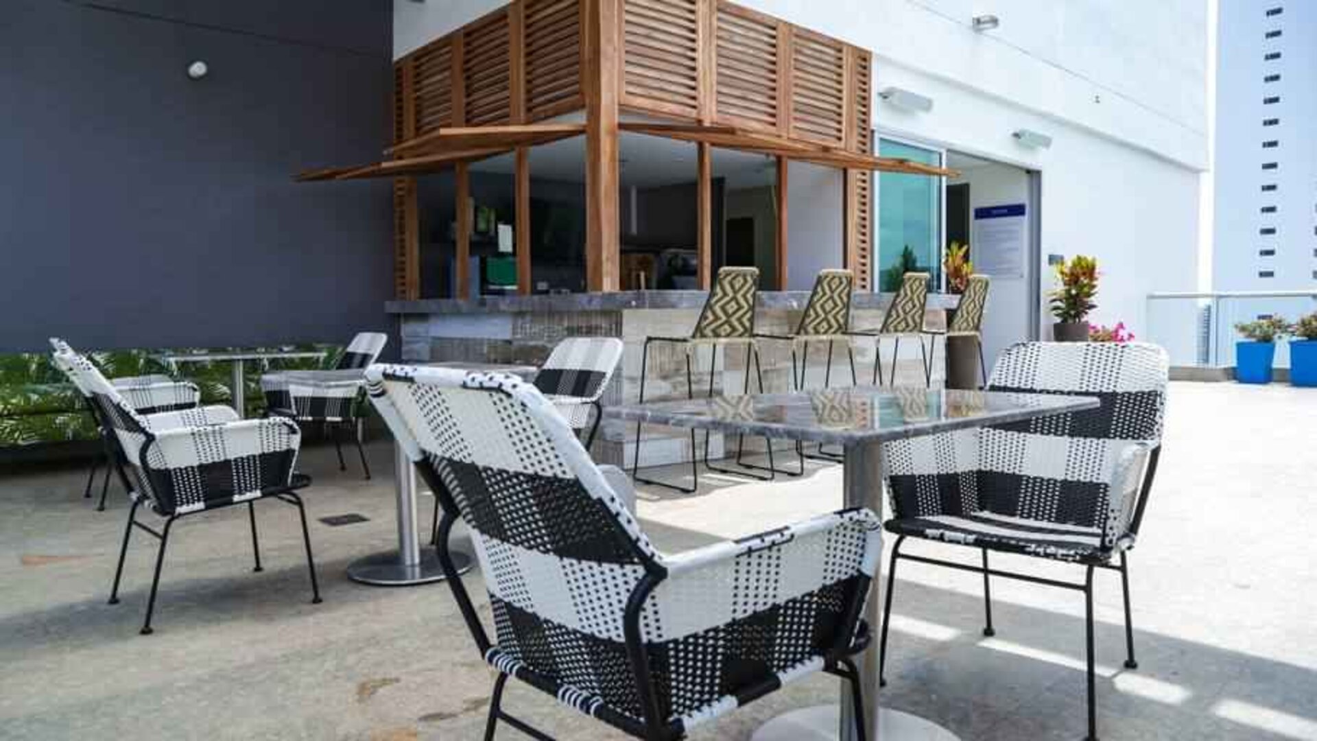 Outdoor patio perfect as workspace at the Hampton by Hilton Cartagena.