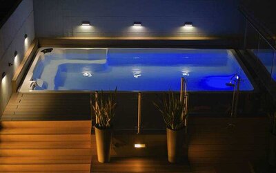 Outdoor pool by night at the Hampton by Hilton - Valledupar.