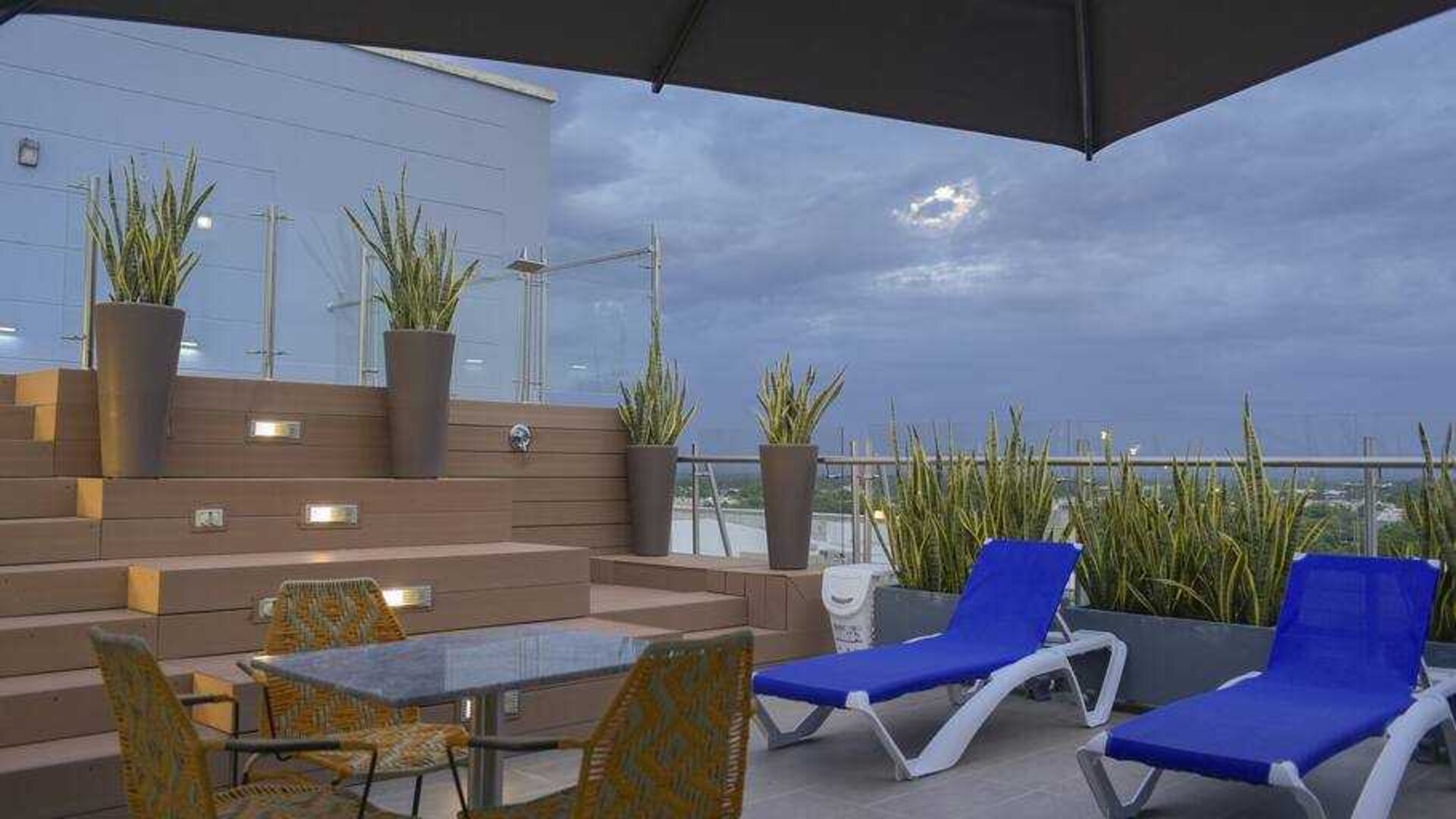 Outdoor patio perfect as workspace at the Hampton by Hilton - Valledupar.